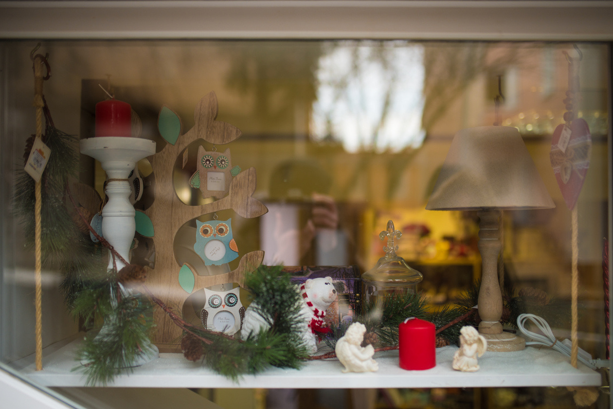 Shop window with festive decorations, candles and owl figurines