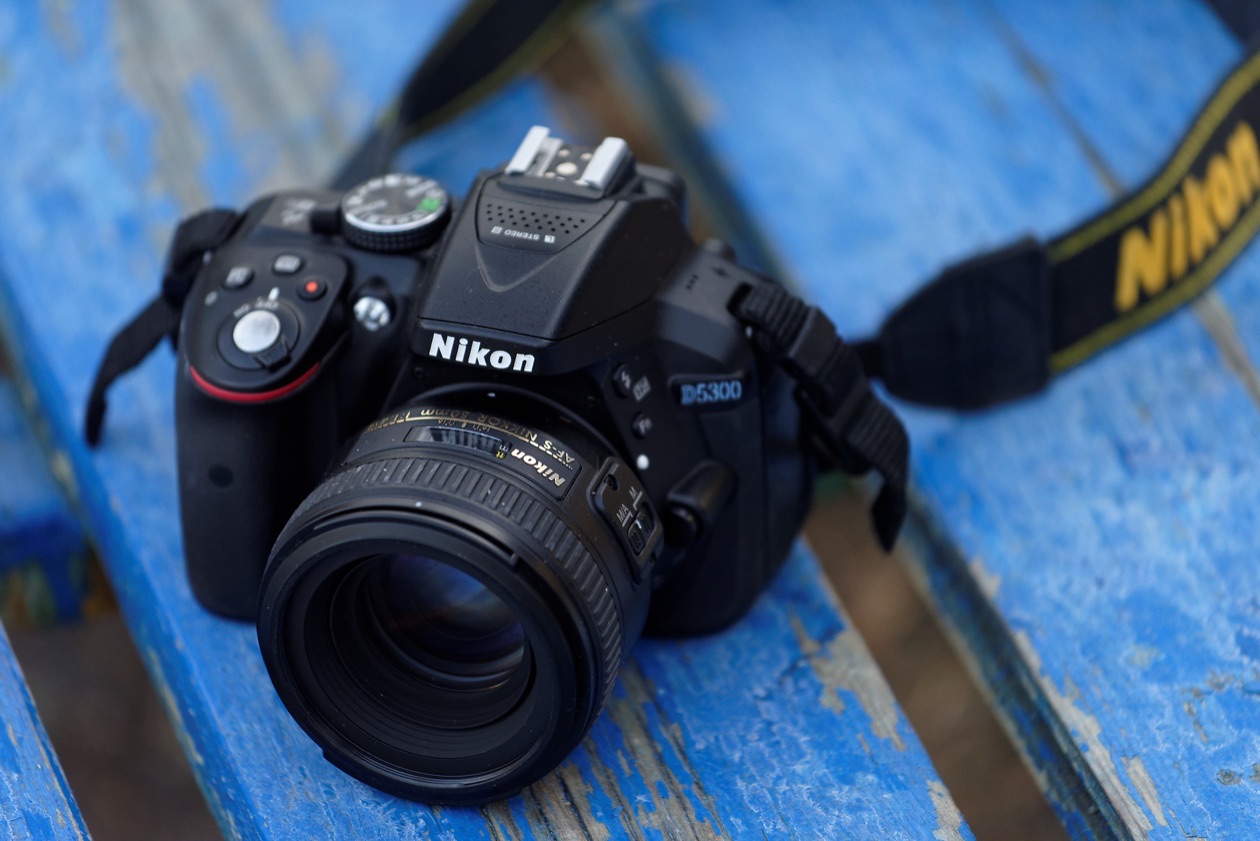 The same DSLR on the bench photographed with a second combination of settings