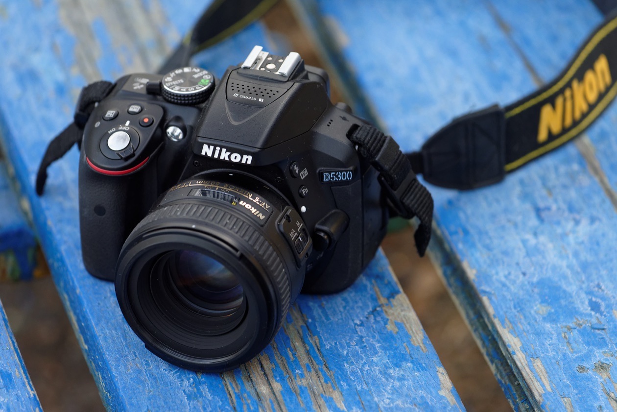 The same DSLR on the bench photographed at a smaller aperture and higher ISO