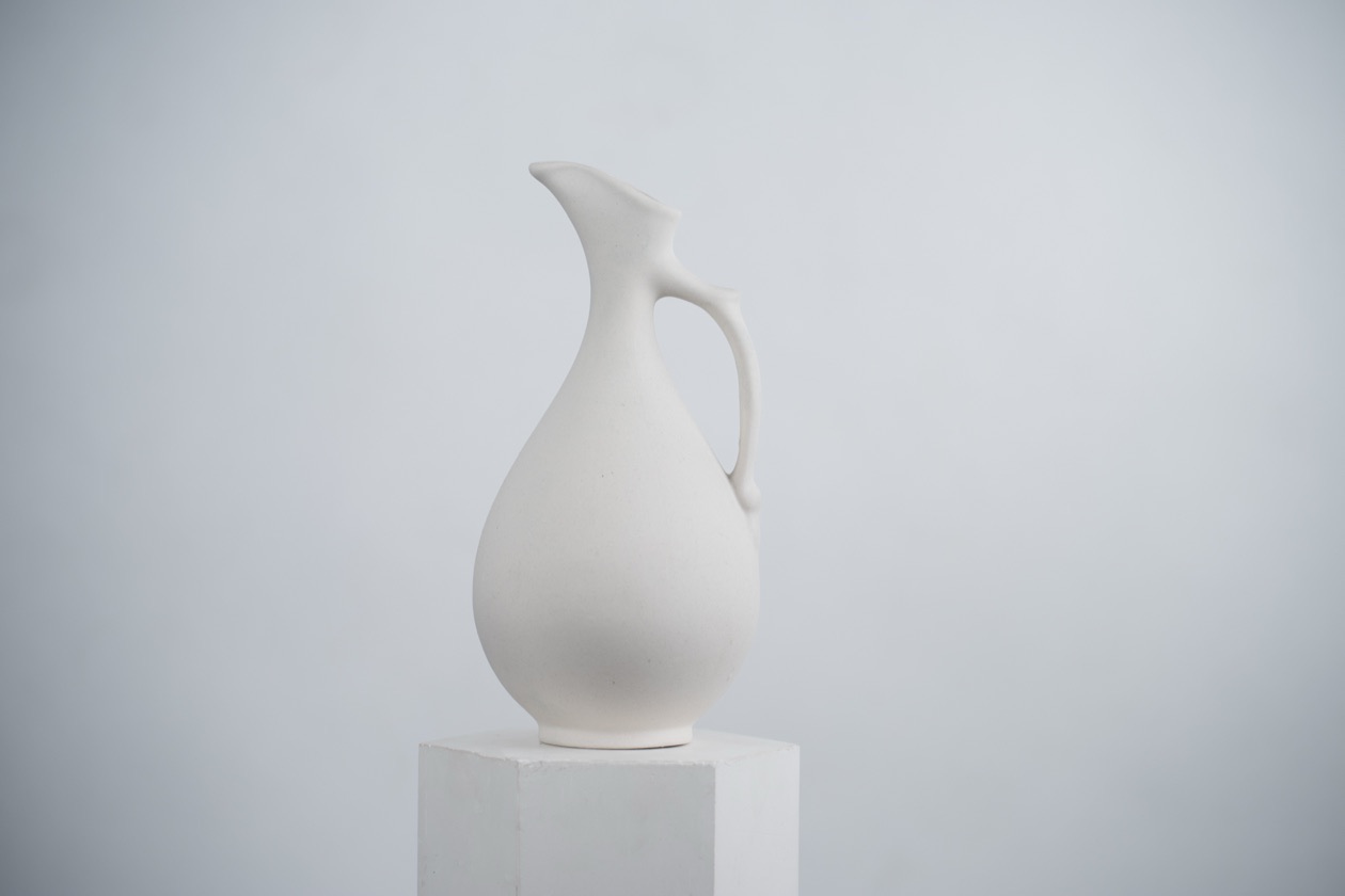 The same white jug on a white background, correctly bright after compensation