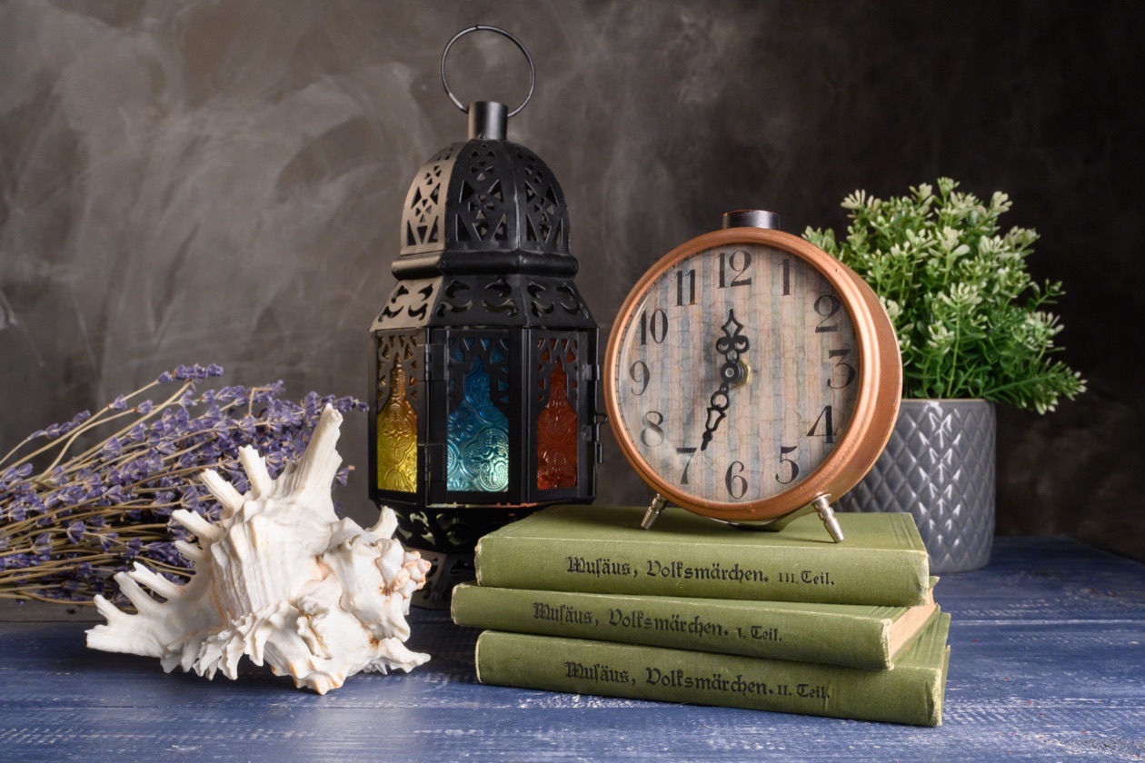 The same still life with clock and lantern shot at ISO 1600